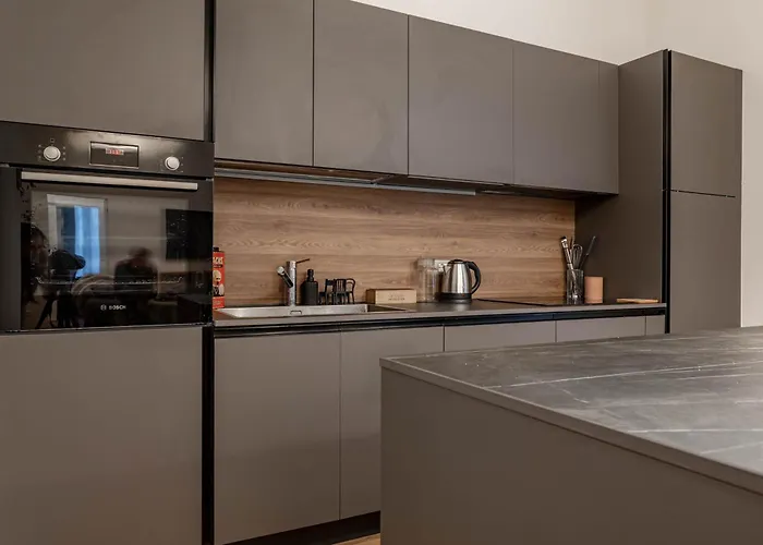 H11 The Queen's Ariston - Centro *